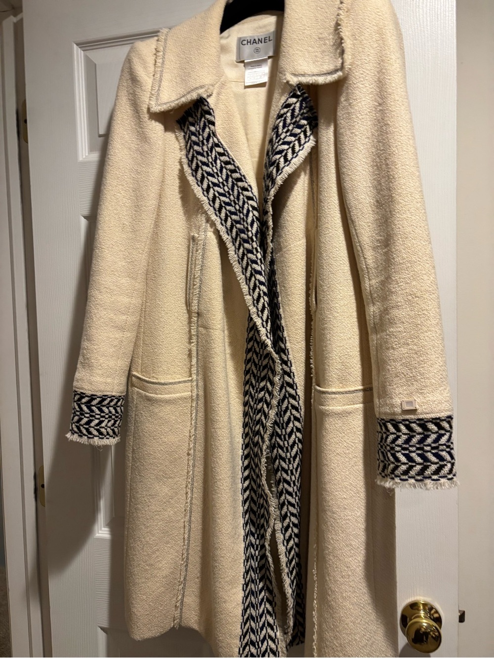 Beautiful Vintage CHANEL Cream Bouclé Coat Herringbone Trim - Picture 2 of 15